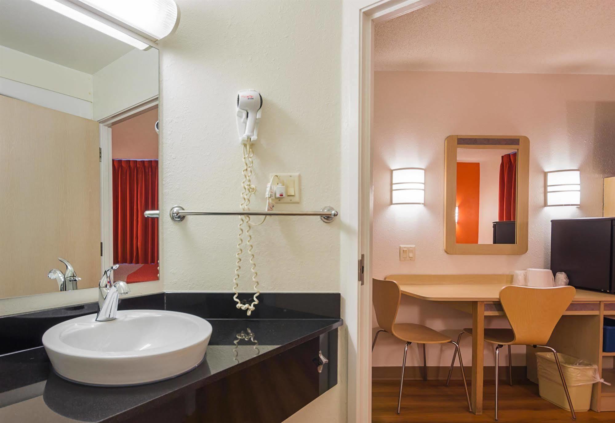 Motel 6-Whitby, On - Toronto East المظهر الخارجي الصورة