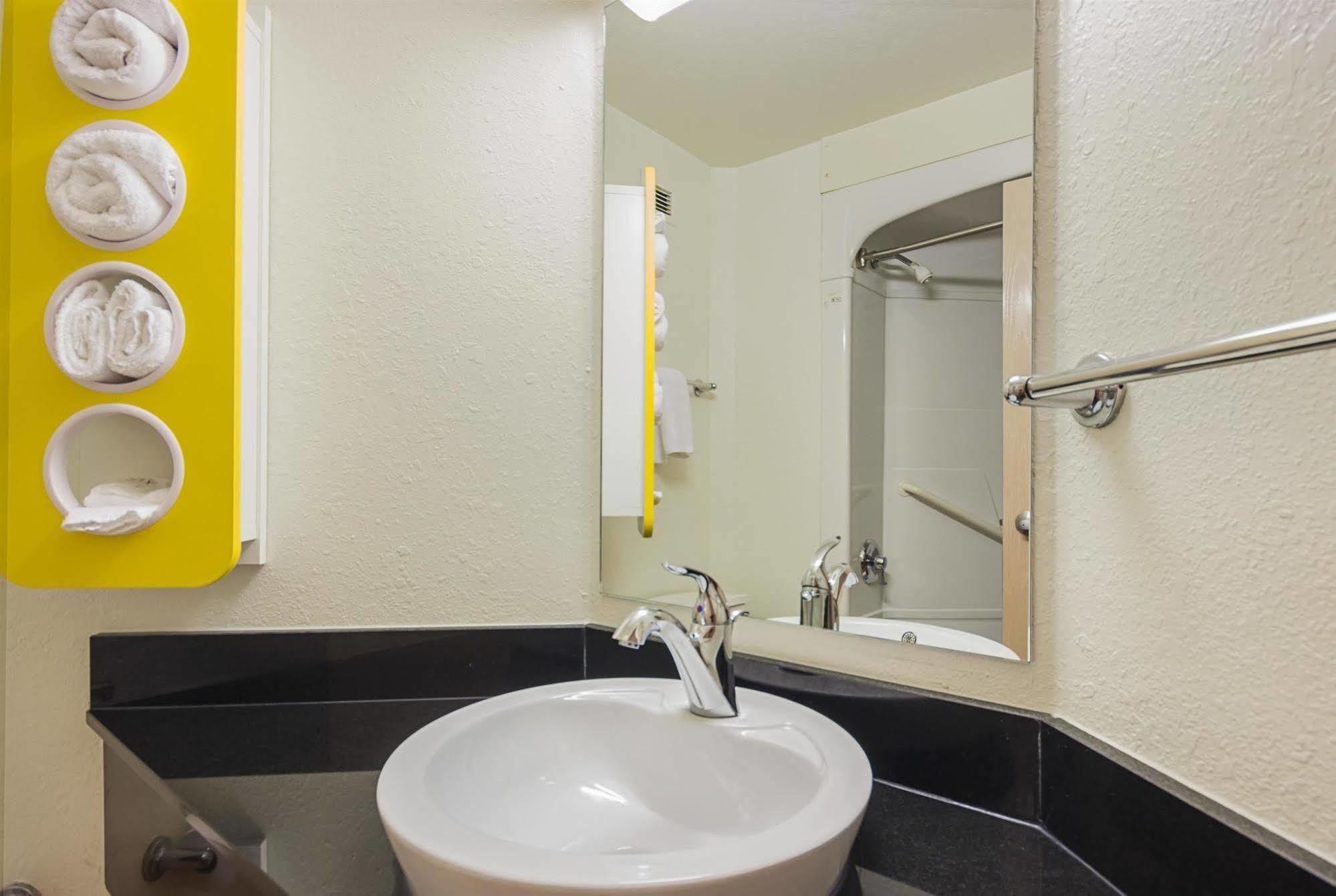 Motel 6-Whitby, On - Toronto East المظهر الخارجي الصورة